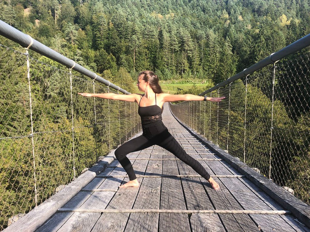 Yoga Jasmin in der Yogastellung - der Krieger